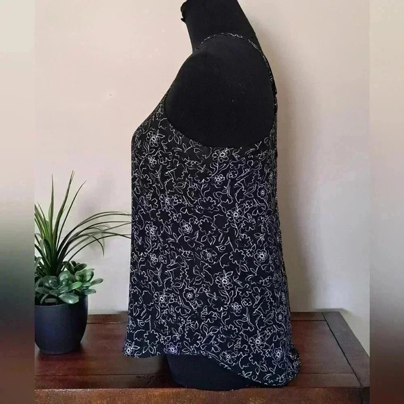 ❤️ RW&Co Sleeveless Blouse Floral Black and White Keyhole  Back Womens Size XS - Picture 4 of 10